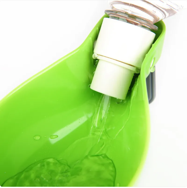 Tragbare Hunde-Trinkflasche mit Schale und Karabiner – Ideal für Spaziergänge und Reisen