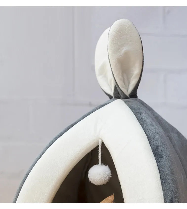 Kuschelig  gemütlich – Weiches Katzenbett in Höhlenform mit Spielball