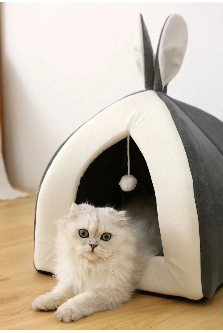 Kuschelig  gemütlich – Weiches Katzenbett in Höhlenform mit Spielball