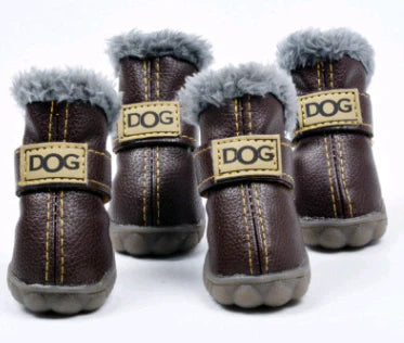 Kuschelige Hundeschneestiefel im Leder Look