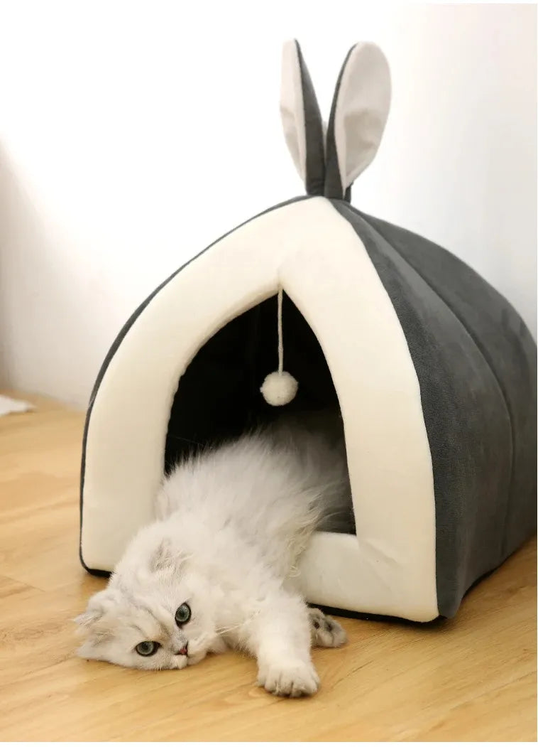Kuschelig  gemütlich – Weiches Katzenbett in Höhlenform mit Spielball