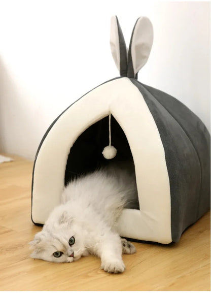 Kuschelig  gemütlich – Weiches Katzenbett in Höhlenform mit Spielball