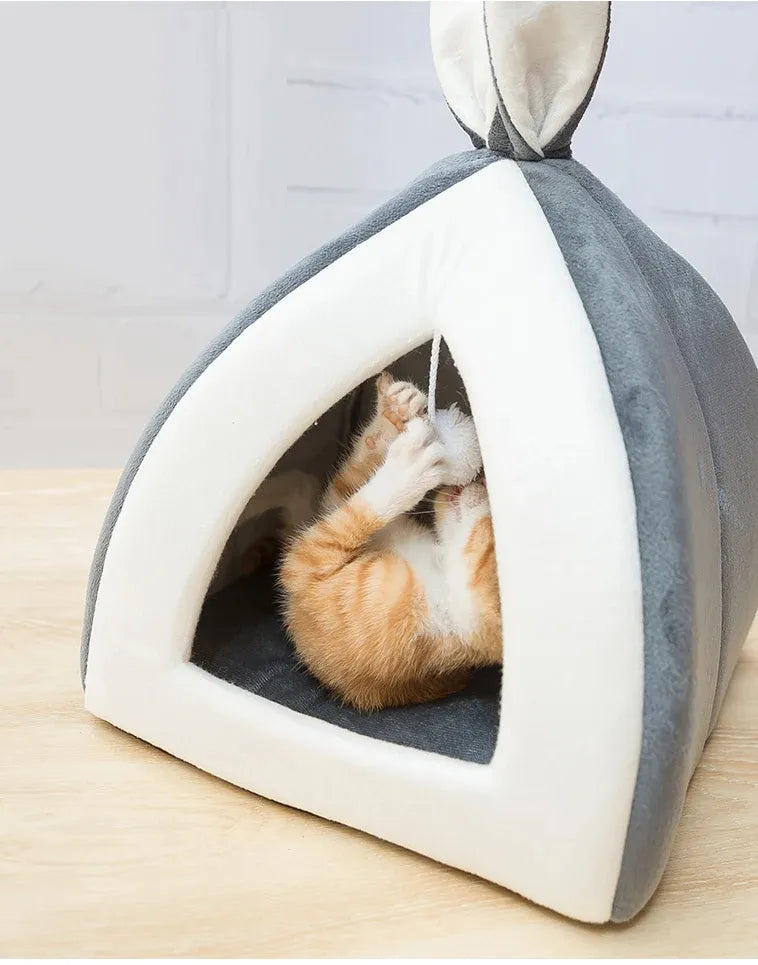 Kuschelig  gemütlich – Weiches Katzenbett in Höhlenform mit Spielball