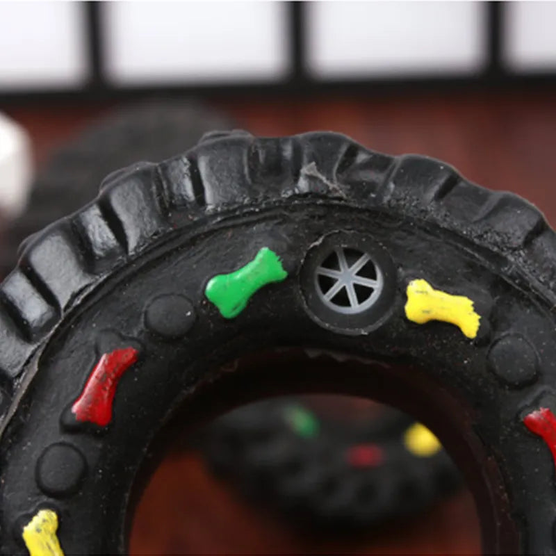 Robustes Hundespielzeug In Reifenform mit Kaustruktur und Bunten Details