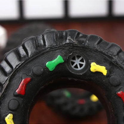 Robustes Hundespielzeug In Reifenform mit Kaustruktur und Bunten Details