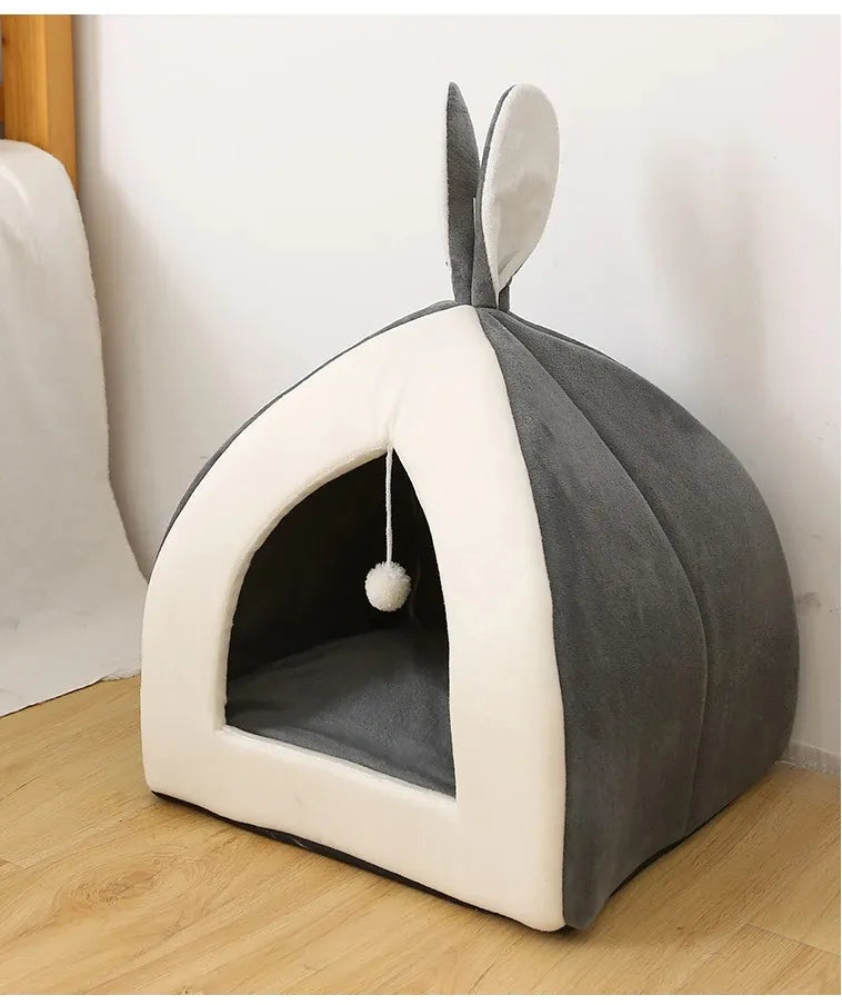 Kuschelig  gemütlich – Weiches Katzenbett in Höhlenform mit Spielball
