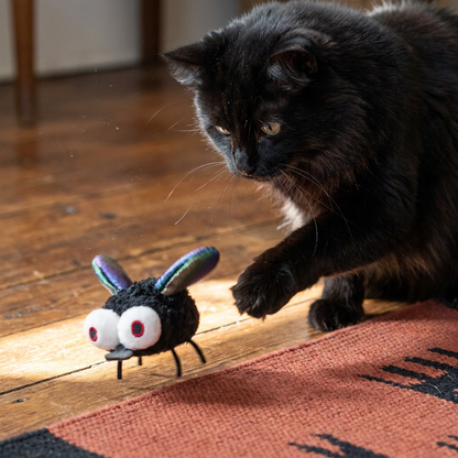 Bewegungsaktiviertes fliegendes Insektenspielzeug für Katzen