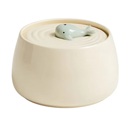 Elegante Futterstation mit Keramikschalen und Holzunterlage
