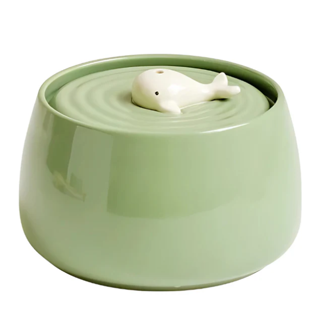 Elegante Futterstation mit Keramikschalen und Holzunterlage