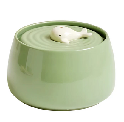 Elegante Futterstation mit Keramikschalen und Holzunterlage