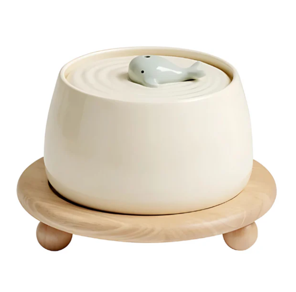Elegante Futterstation mit Keramikschalen und Holzunterlage