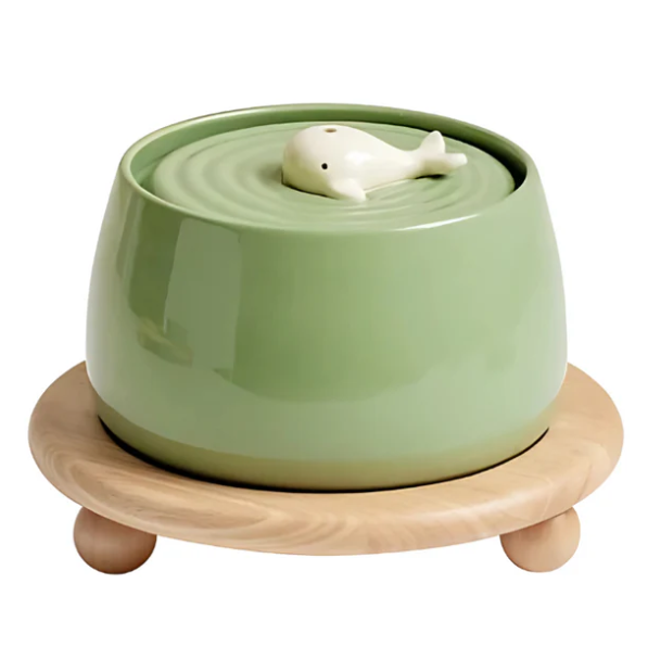 Elegante Futterstation mit Keramikschalen und Holzunterlage