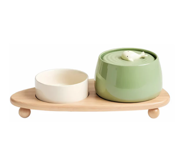 Elegante Futterstation mit Keramikschalen und Holzunterlage