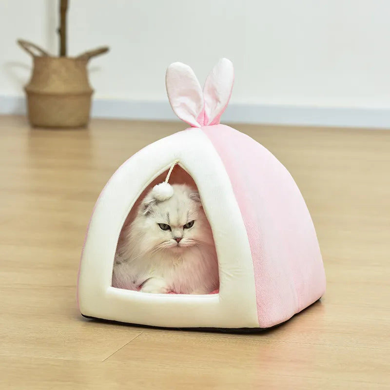 Kuschelig  gemütlich – Weiches Katzenbett in Höhlenform mit Spielball